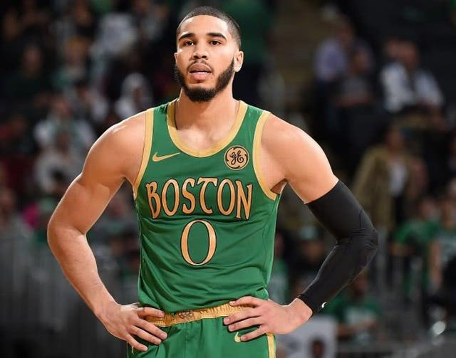 问鼎- 日本队前途光明！，塔图姆新星出色防守表现突出比赛高潮迭起