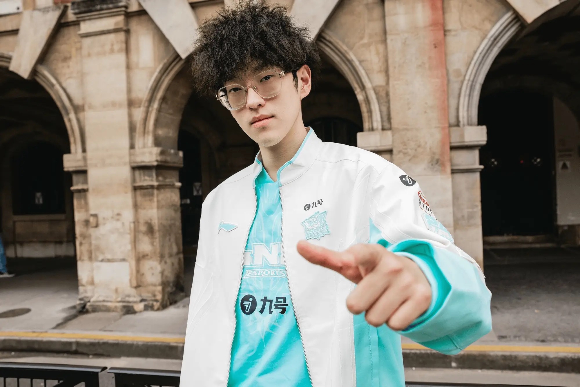 问鼎-包含Scout回归赛场，高光表现首场状态亮眼，快船观众沸腾！的词条