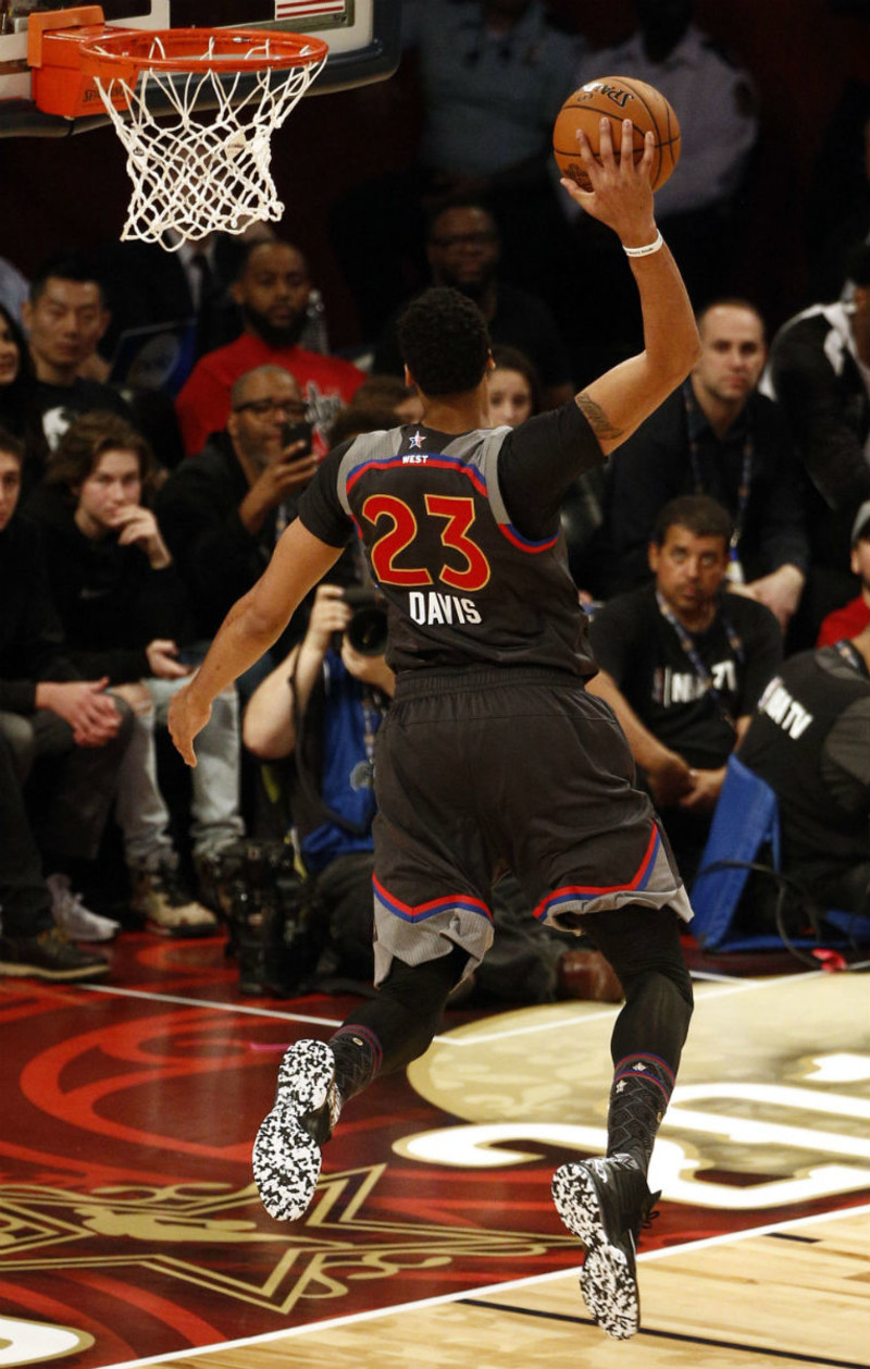 问鼎-关于浓眉哥回归赛场，挺进下一轮首场状态亮眼，DWG观众沸腾！的信息